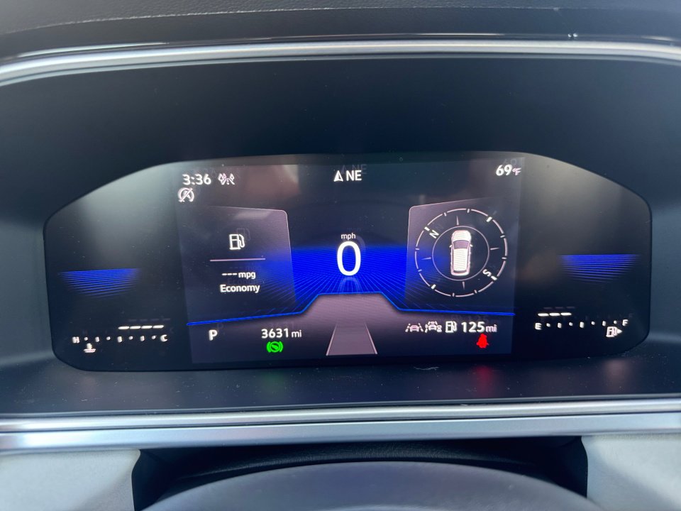 Used 2025 Volkswagen Taos SE w/ Panoramic Sunroof Package image 14