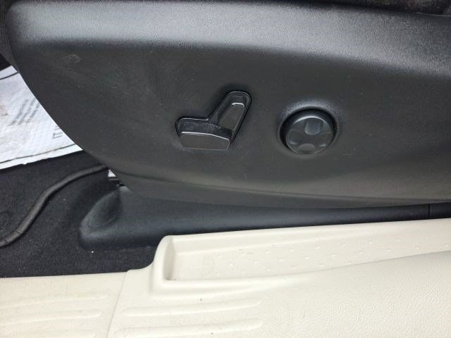 Used 2023 Chrysler Pacifica Touring-L FWD image 15