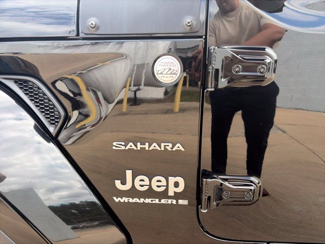 Used 2024 Jeep Wrangler Unlimited Sahara w/ Technology Group AWD/4WD image 3