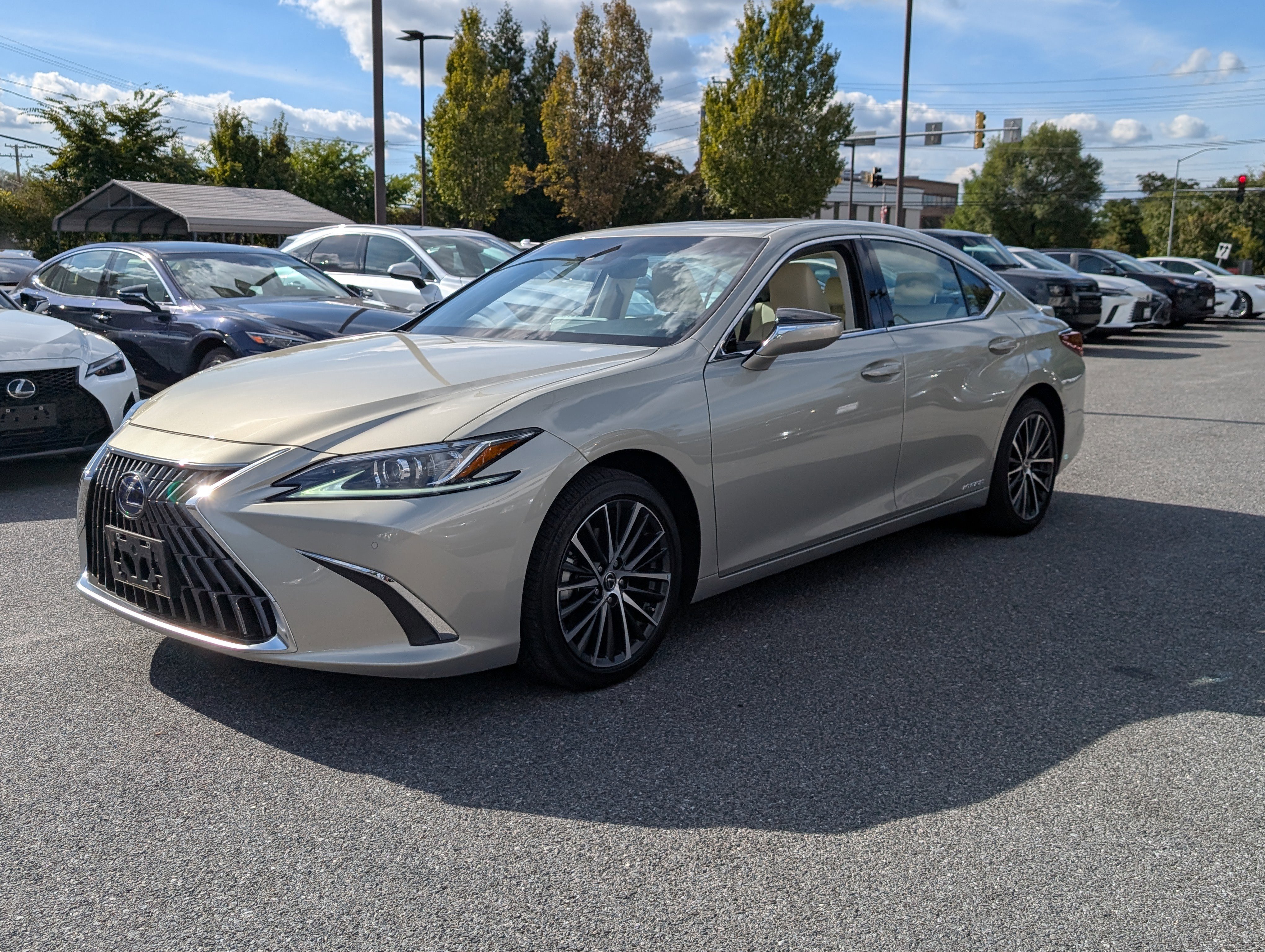 Certified 2022 Lexus ES 300h w/ Premium Package image 7