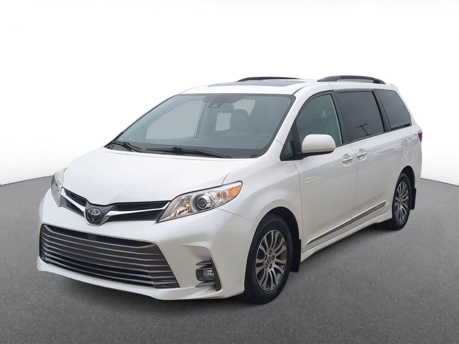 Used 2020 Toyota Sienna XLE w/ XLE Navigation Package FWD image 4