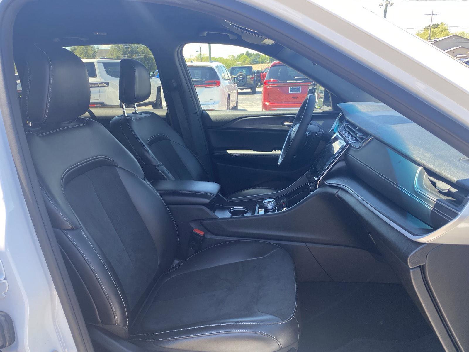 Used 2025 Jeep Grand Cherokee Altitude AWD/4WD image 38