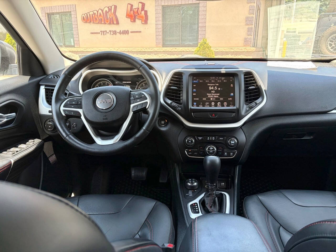 Used 2016 Jeep Cherokee Trailhawk w/ Comfort/Convenience Group AWD/4WD image 9