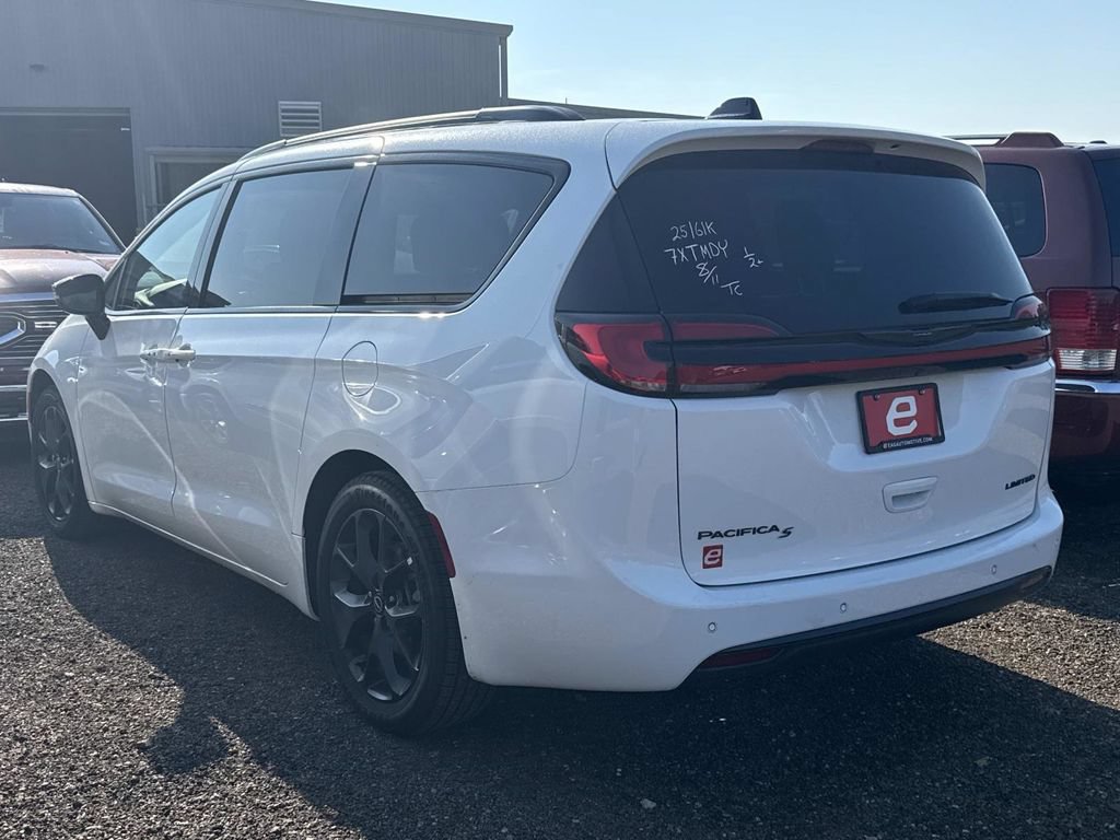 Used 2025 Chrysler Pacifica Limited FWD image 3