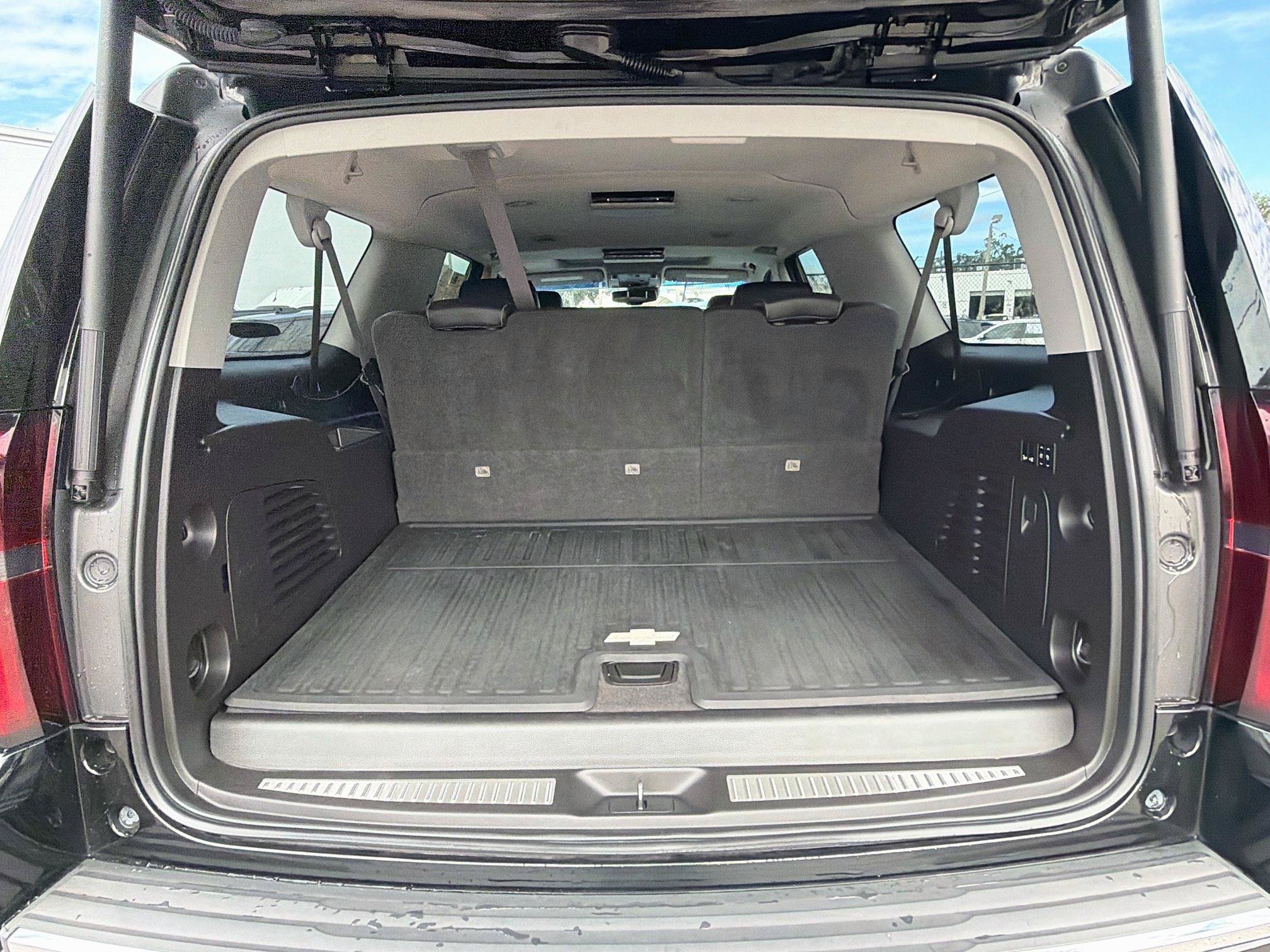 Used 2015 Chevrolet Suburban LTZ RWD image 12