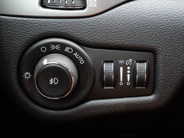 Used 2019 Jeep Cherokee Latitude Plus w/ Cold Weather Group FWD image 16