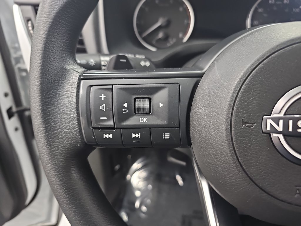 Used 2024 Nissan Rogue SV FWD image 17