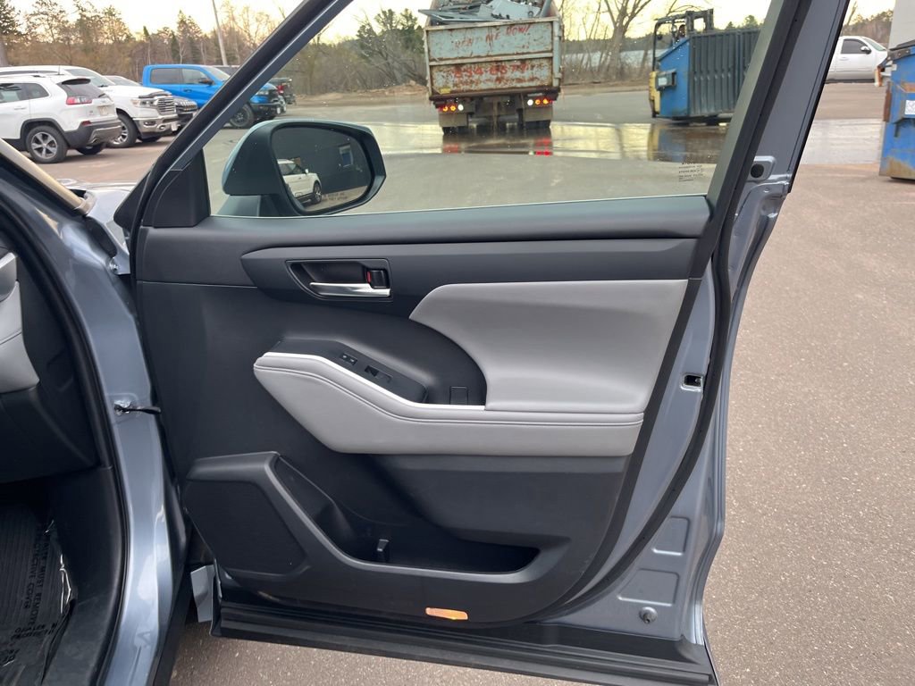 Used 2021 Toyota Highlander XLE image 21