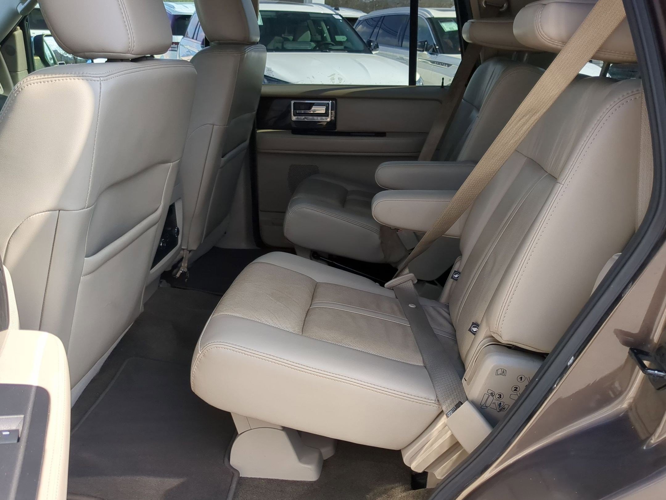 Used 2017 Lincoln Navigator Select image 22