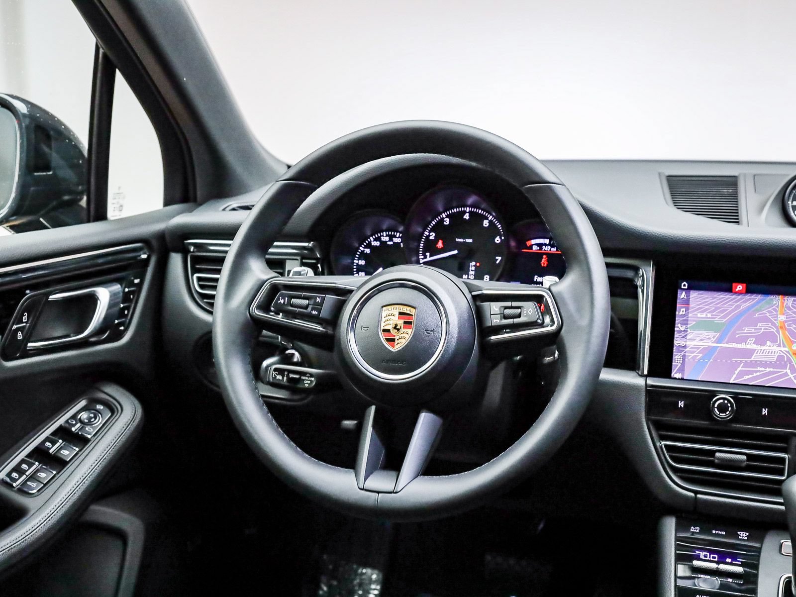 Certified 2025 Porsche Macan AWD/4WD image 19