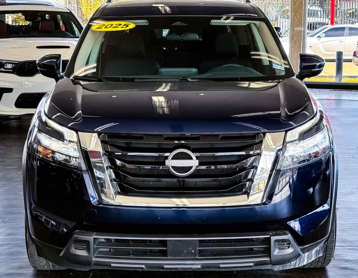 Used 2025 Nissan Pathfinder SV image 3