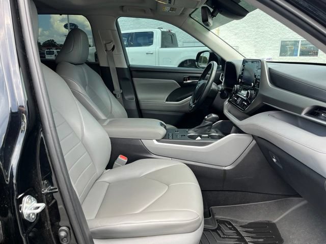Used 2021 Toyota Highlander XLE FWD image 11