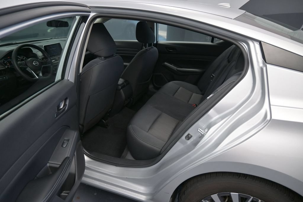 Used 2024 Nissan Altima 2.5 SV FWD image 16