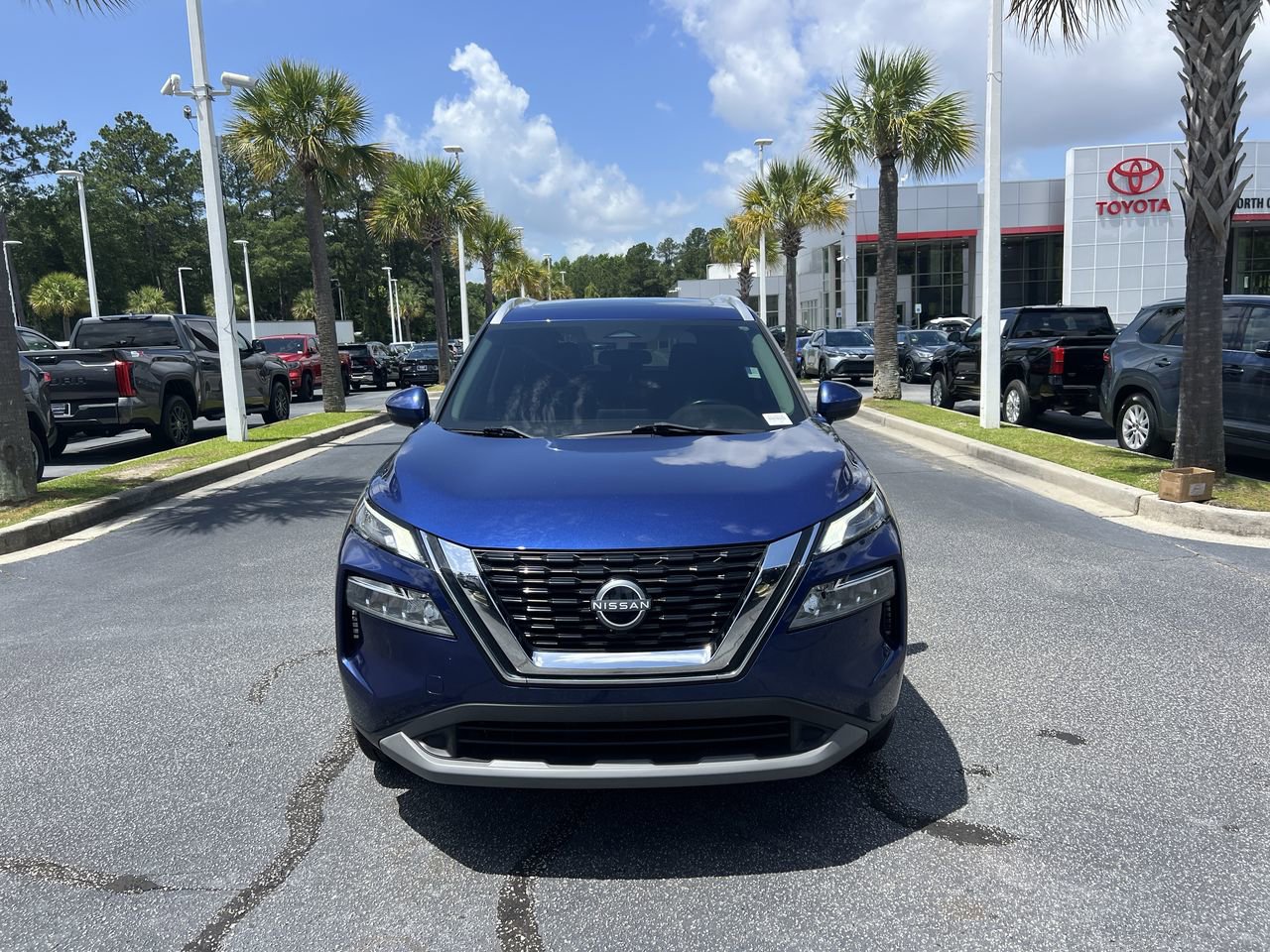 Used 2022 Nissan Rogue SV w/ SV Premium Package FWD image 3
