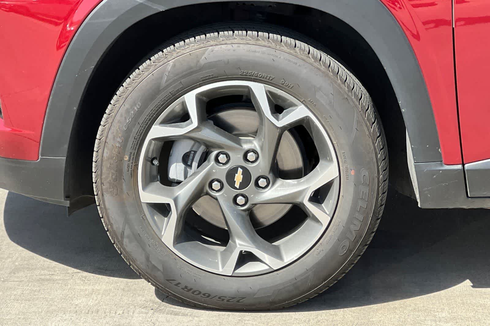 Used 2025 Chevrolet Trax LT FWD image 12