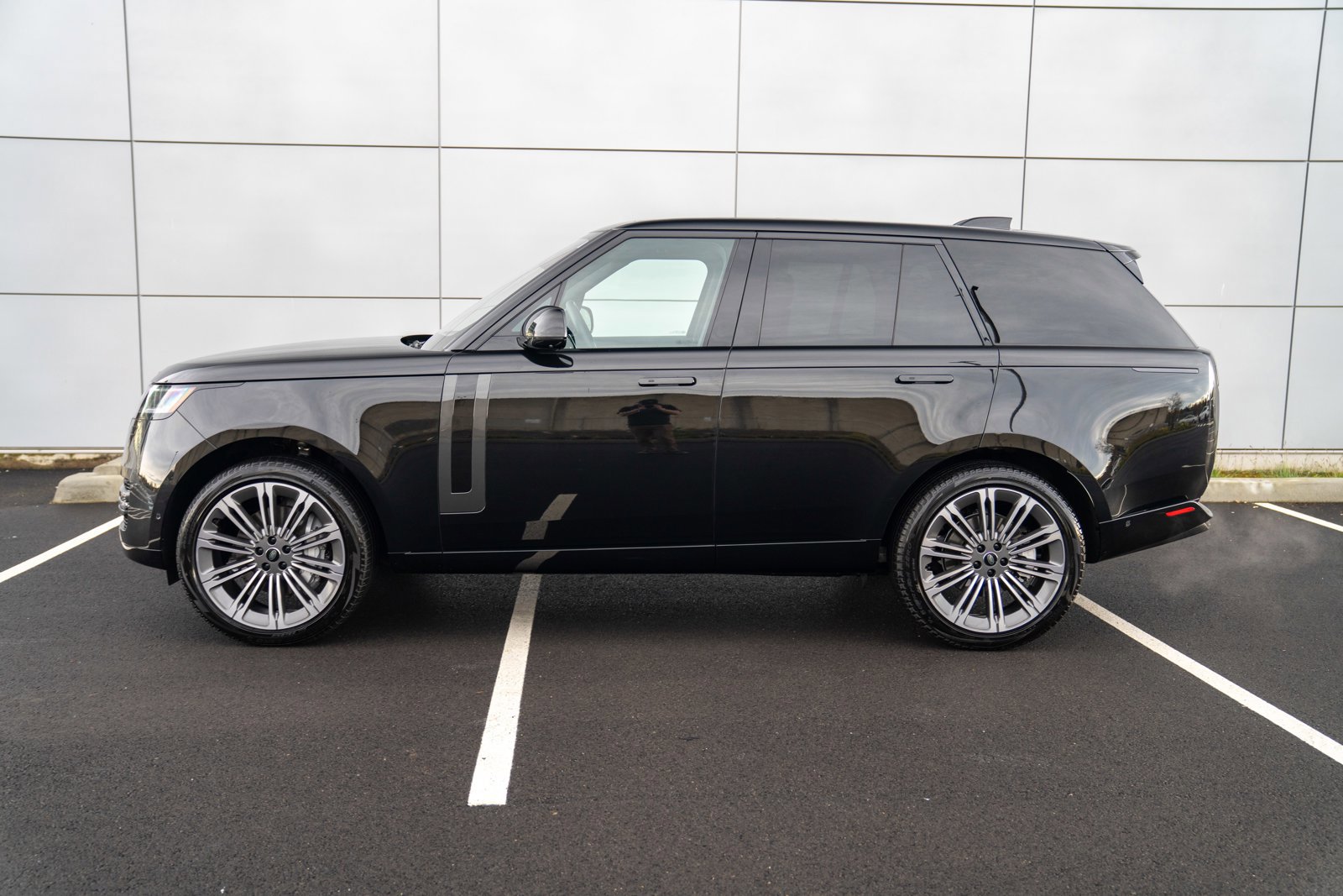 Used 2023 Land Rover Range Rover SE video 2