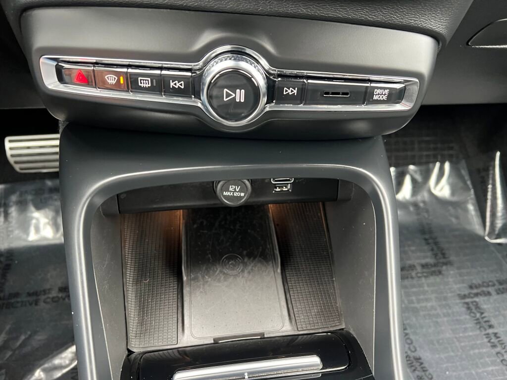 Used 2022 Volvo XC40 T5 R-Design w/ Advanced Package image 21