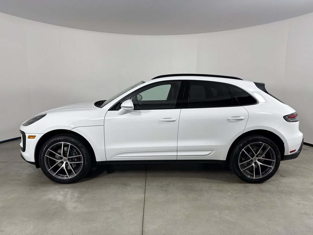 Certified 2025 Porsche Macan AWD/4WD image 2
