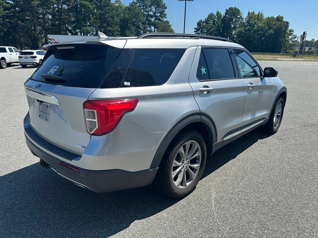 Used 2020 Ford Explorer XLT w/ Equipment Group 202A AWD/4WD image 8