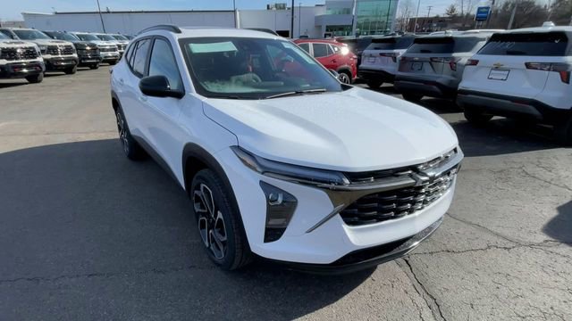 New 2026 Chevrolet Trax RS w/ Sunroof Package image 4