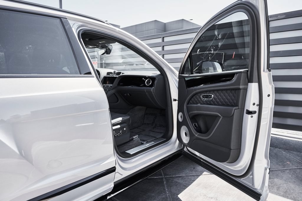 Used 2025 Bentley Bentayga AWD/4WD image 23