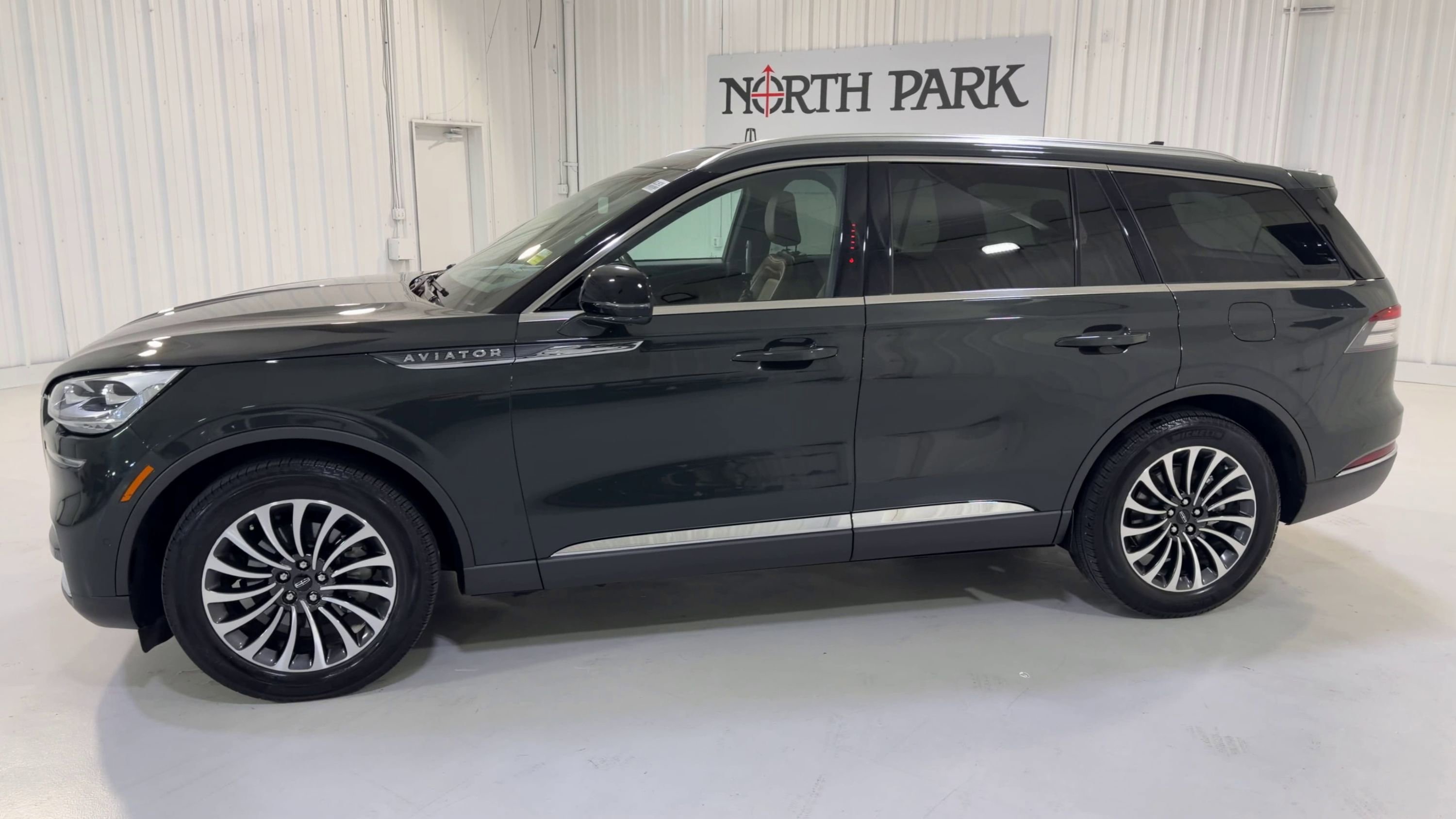 Used 2023 Lincoln Aviator Reserve w/ Equipment Group 201A RWD image 6