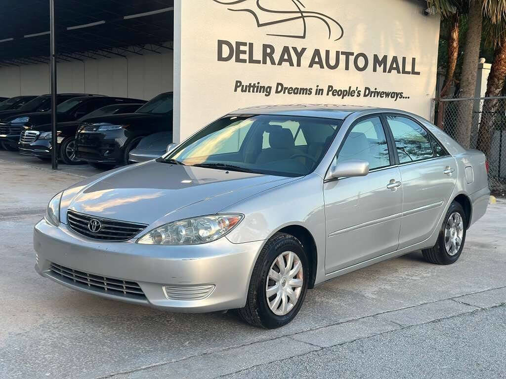 Used 2005 Toyota Camry LE FWD image 1