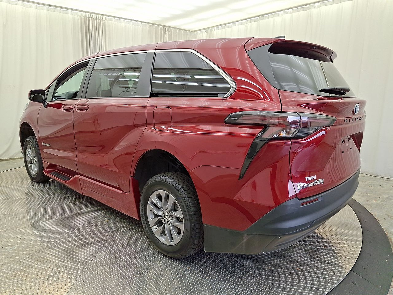 Used 2023 Toyota Sienna LE FWD image 25