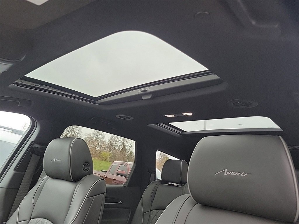 Used 2023 Buick Enclave Avenir w/ Avenir Technology Package image 32