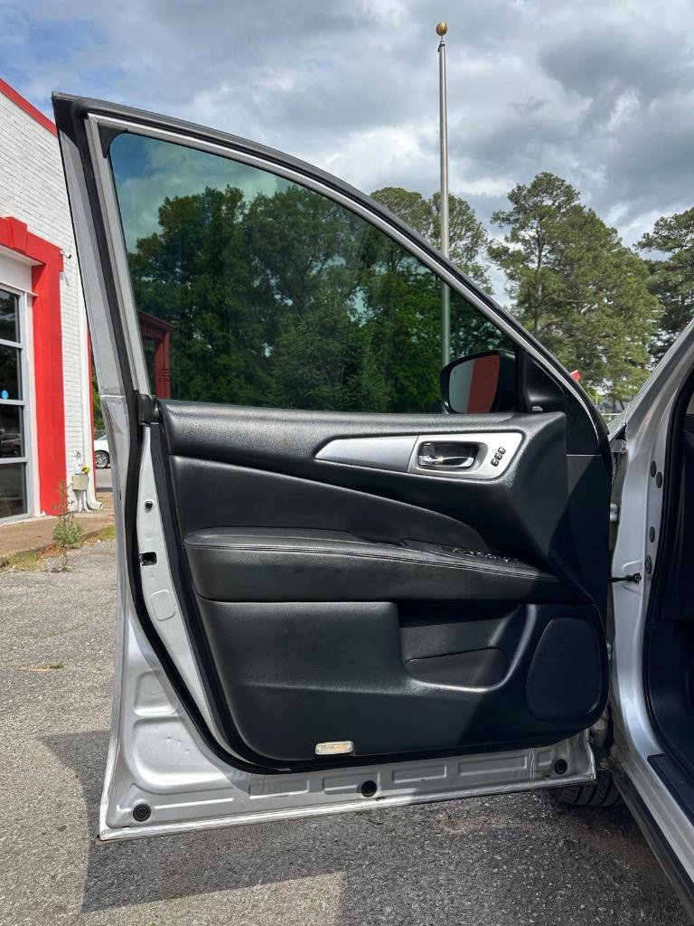 Used 2019 Nissan Pathfinder SL AWD/4WD image 14