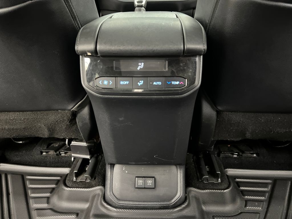 Used 2020 Toyota Highlander XLE image 23