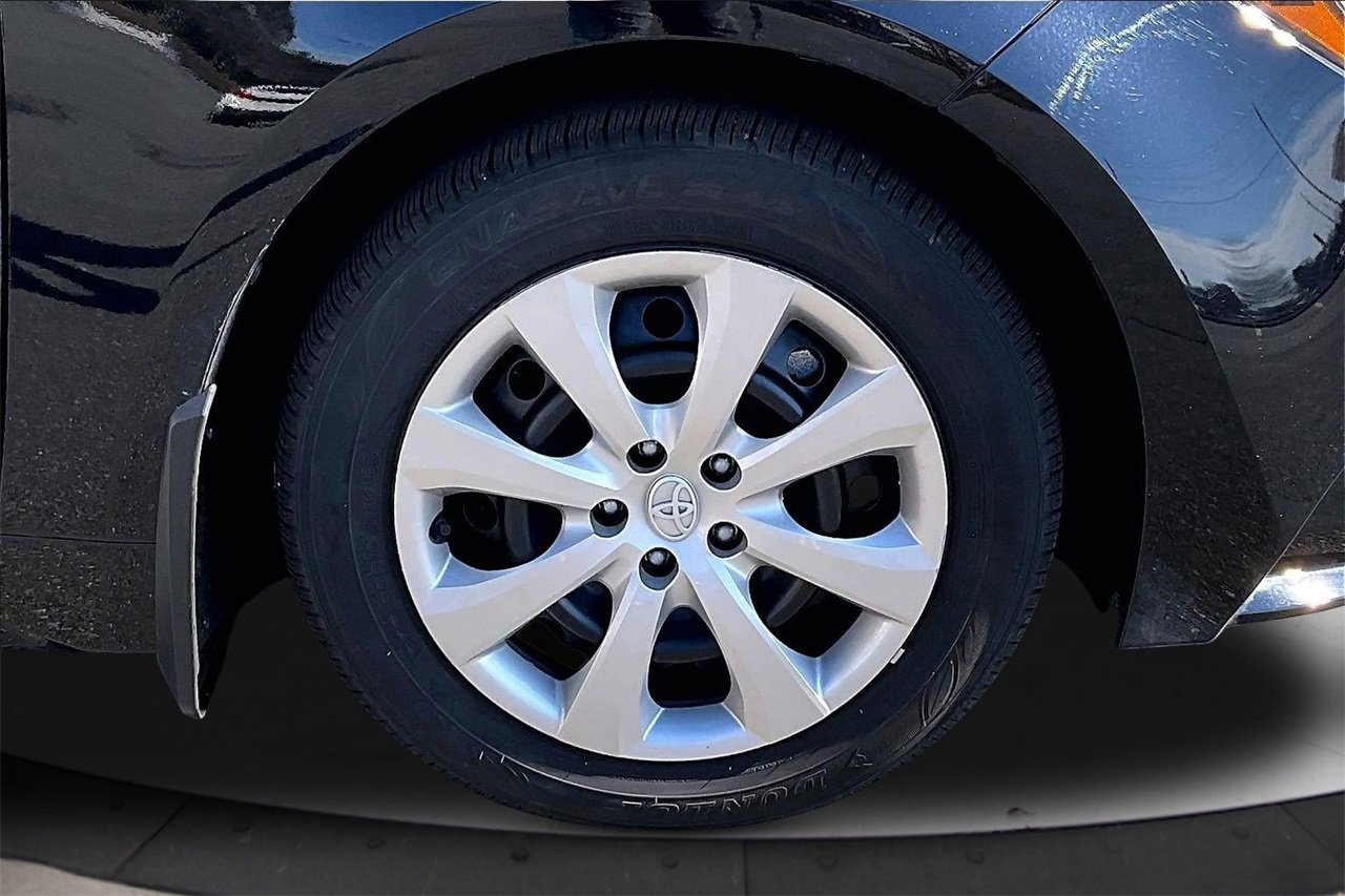 Used 2025 Toyota Corolla LE image 32