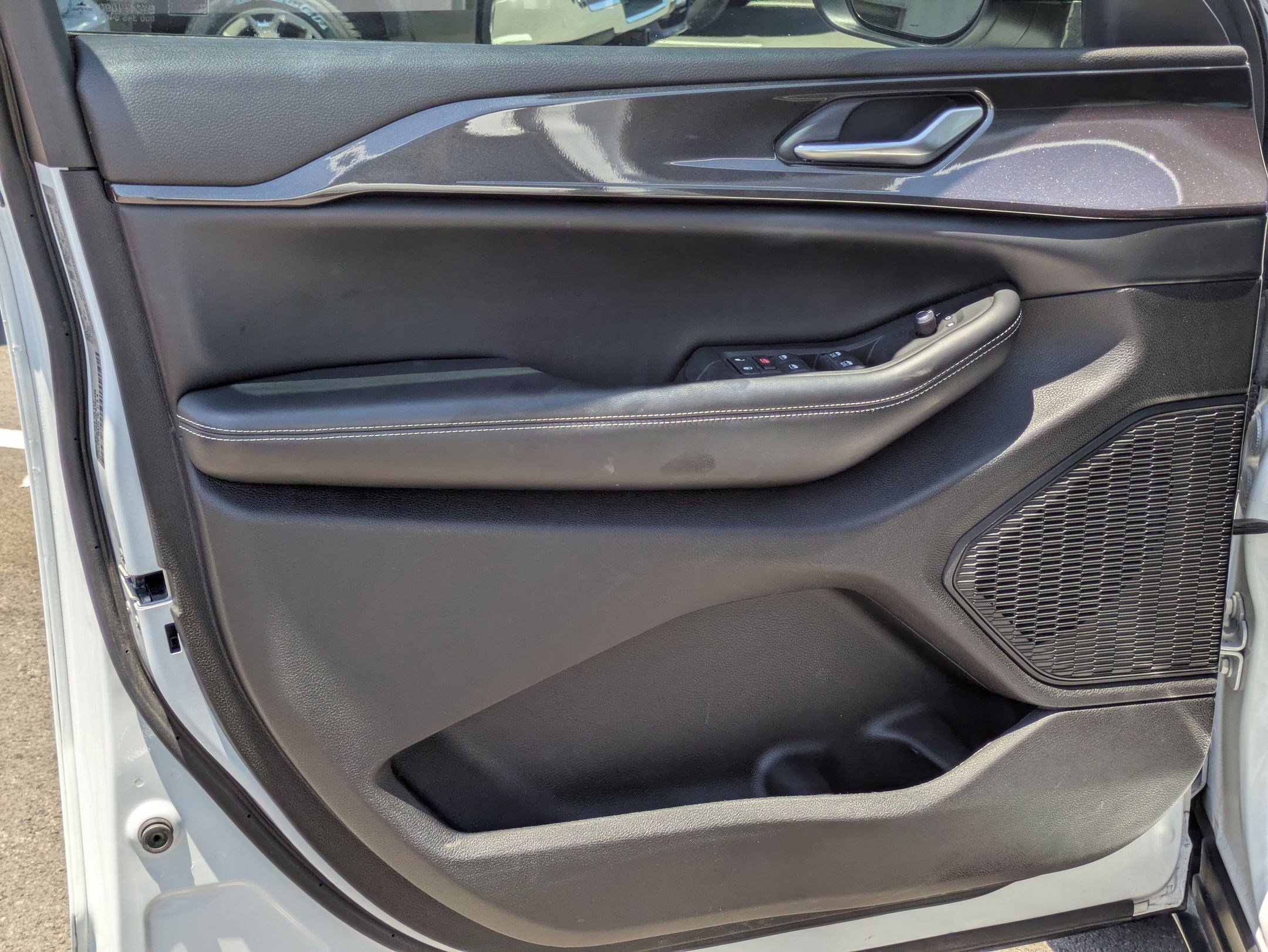 Used 2023 Jeep Grand Cherokee Laredo image 11