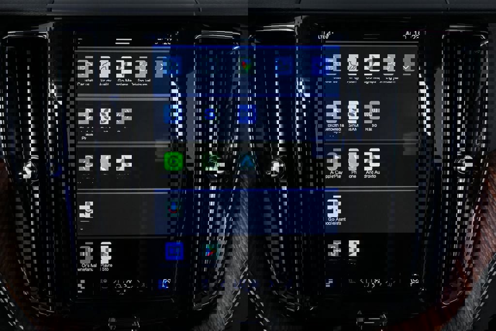 Certified 2023 Volvo XC60 B5 Plus w/ Climate Package image 15