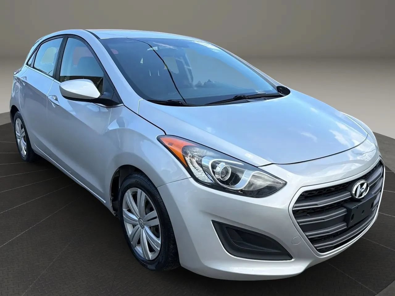 Used 2017 Hyundai Elantra GT FWD image 3