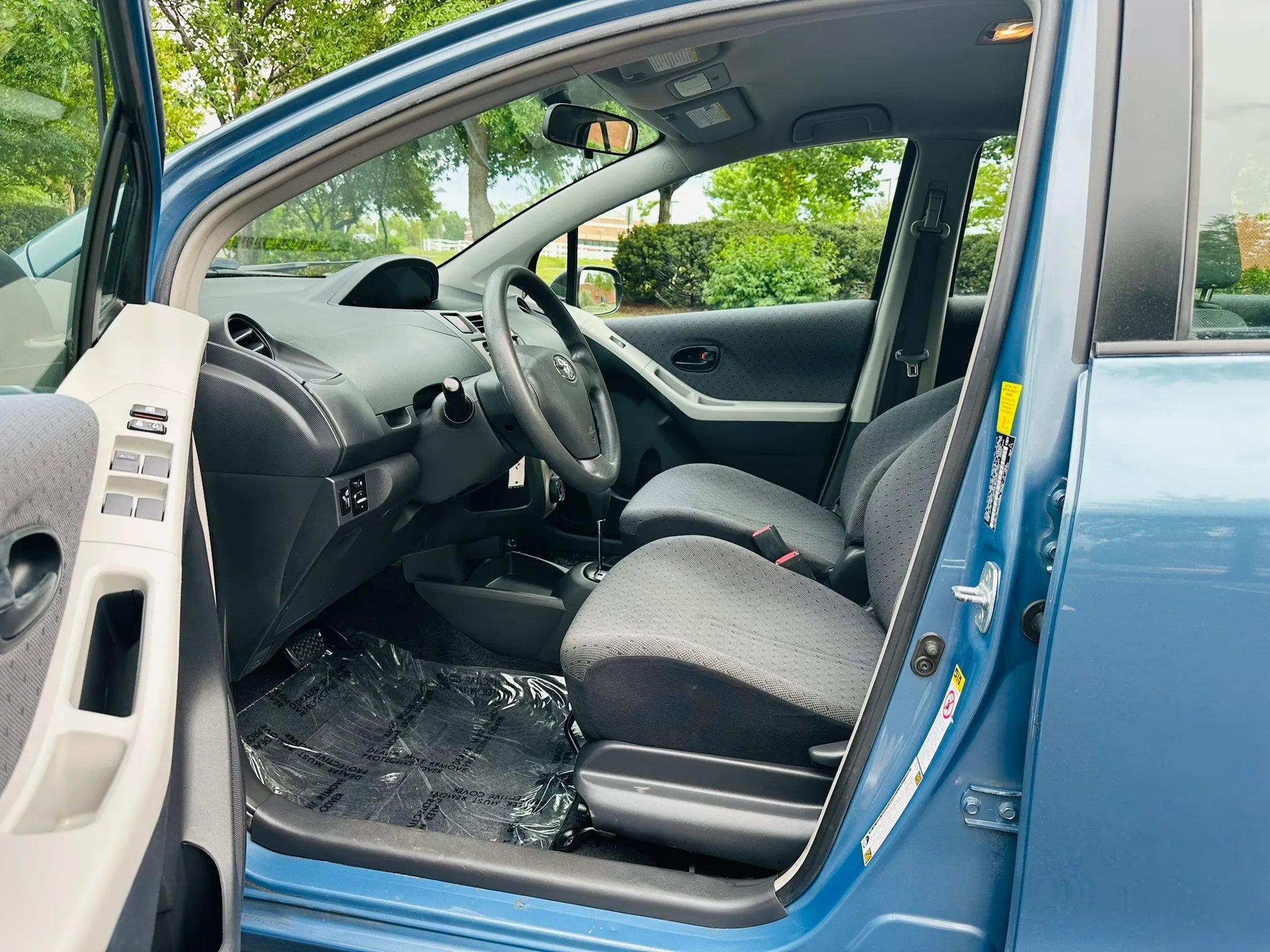 Used 2010 Toyota Yaris 4-Door Hatchback FWD image 7