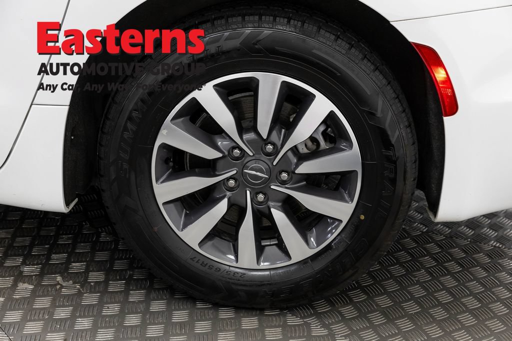 Used 2023 Chrysler Pacifica Touring-L FWD image 34
