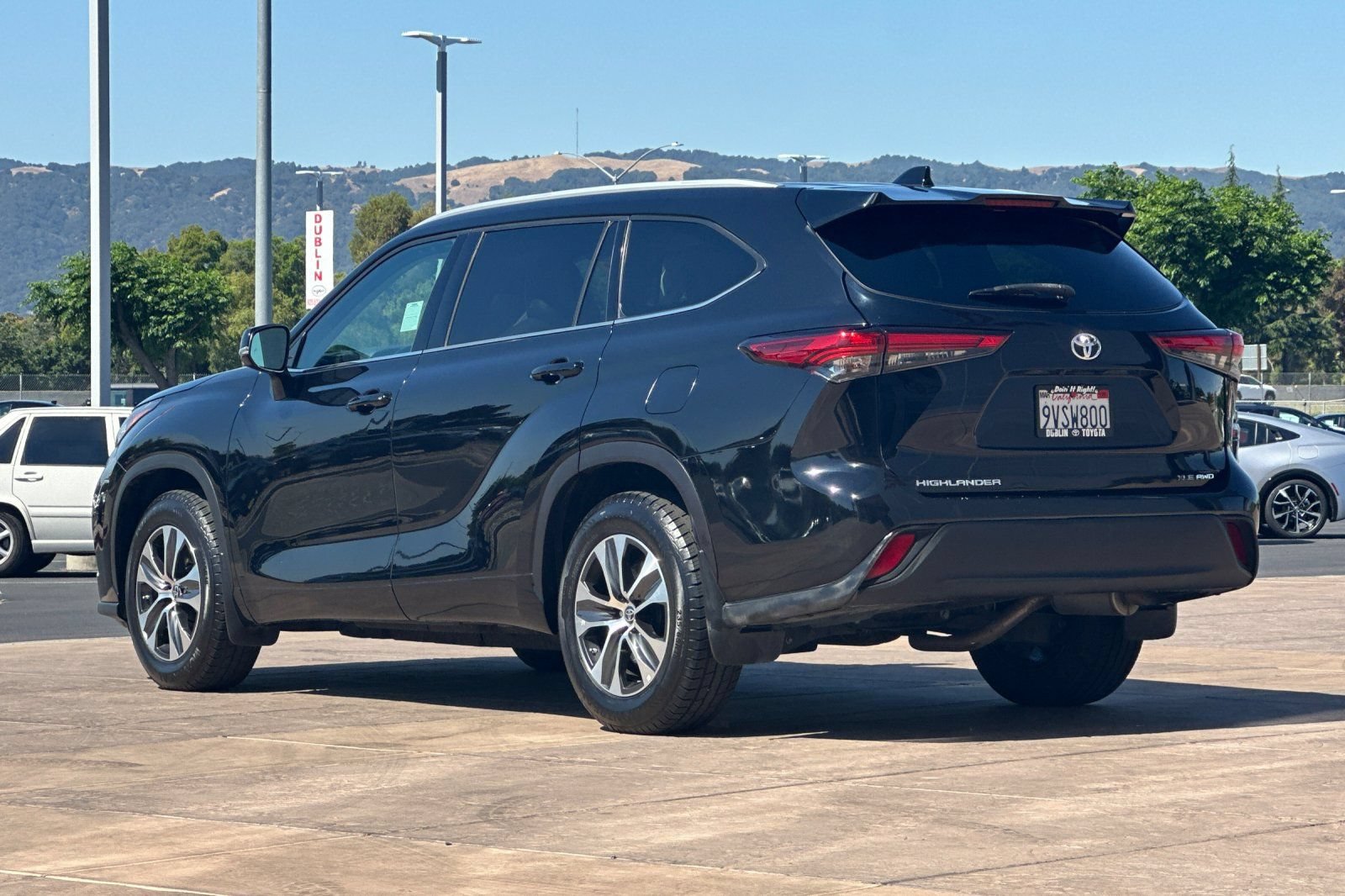 Used 2022 Toyota Highlander XLE AWD/4WD image 6