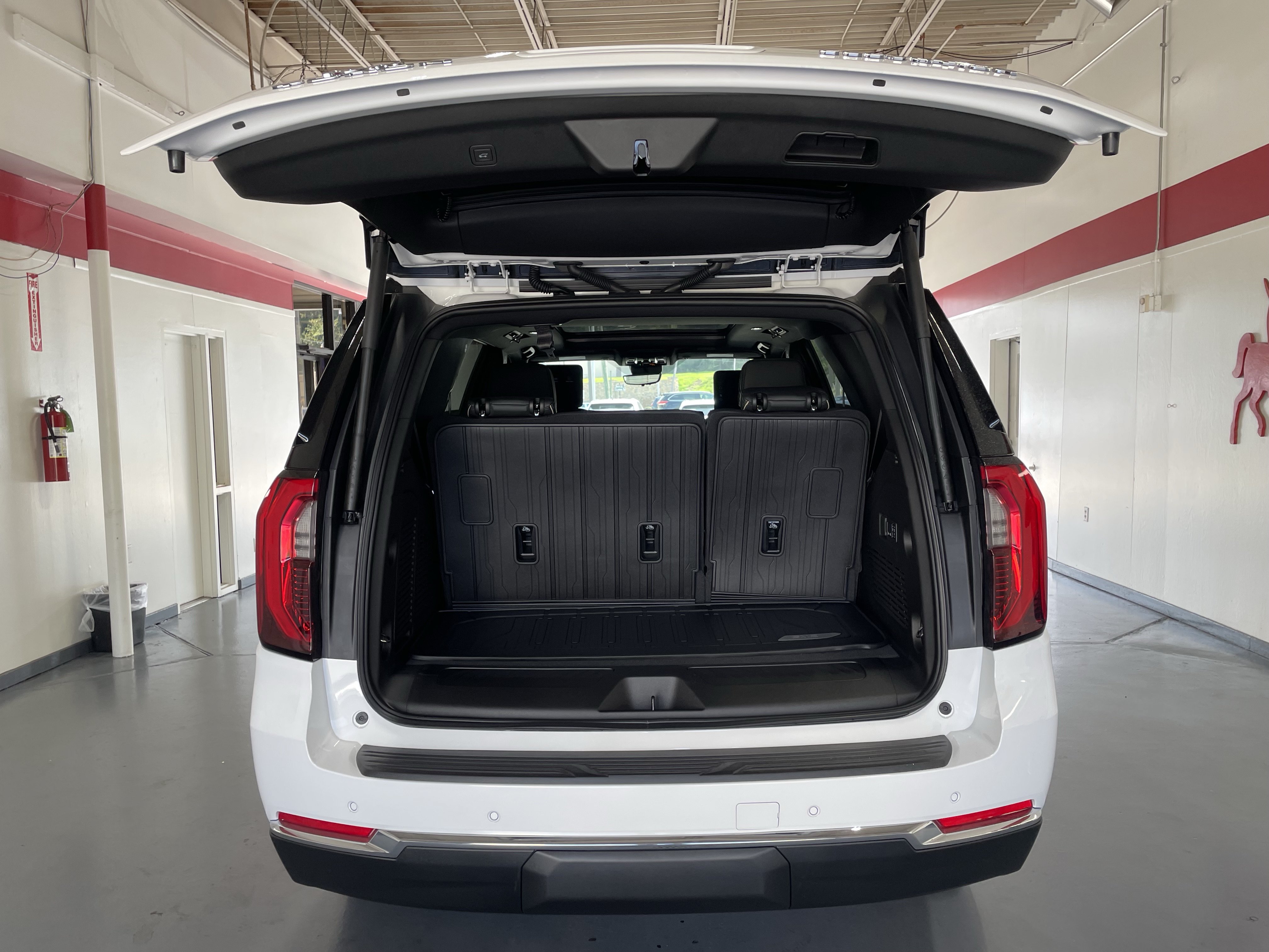 New 2026 GMC Yukon Elevation w/ Elevation Premium Package AWD/4WD image 8