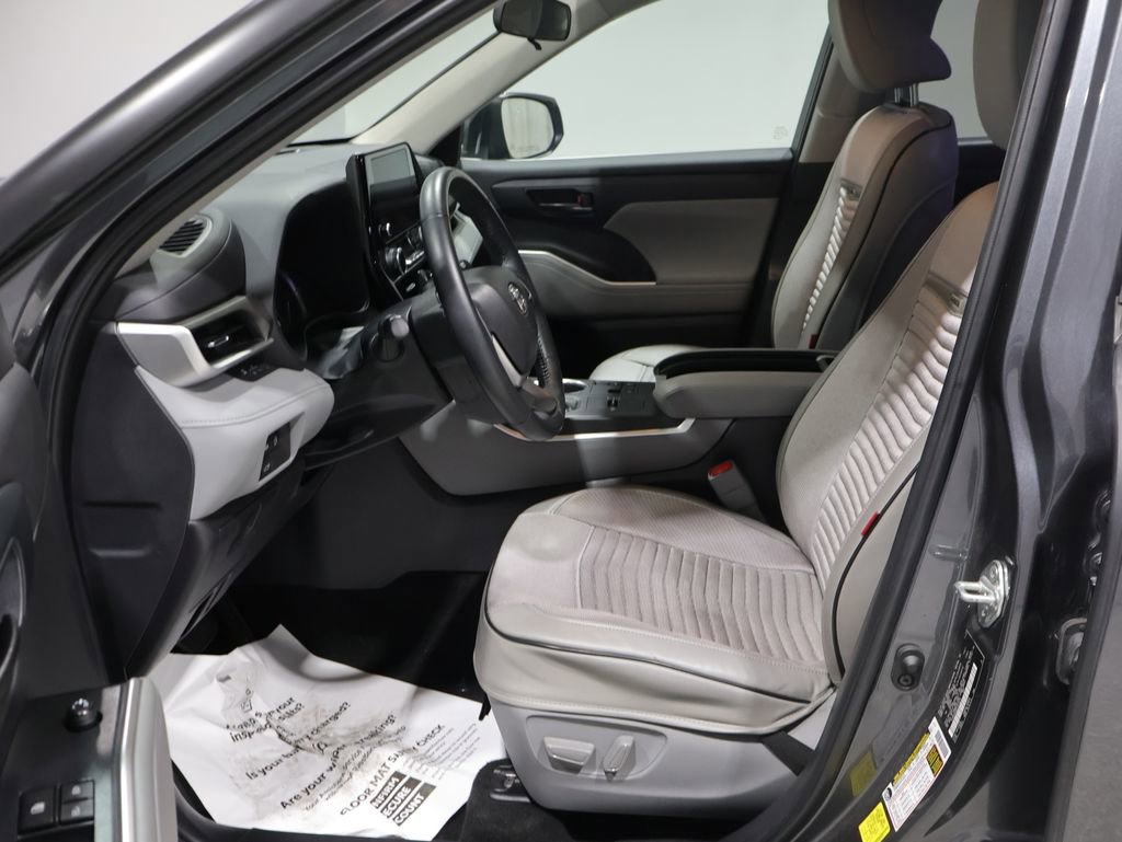 Used 2023 Toyota Highlander LE FWD image 10