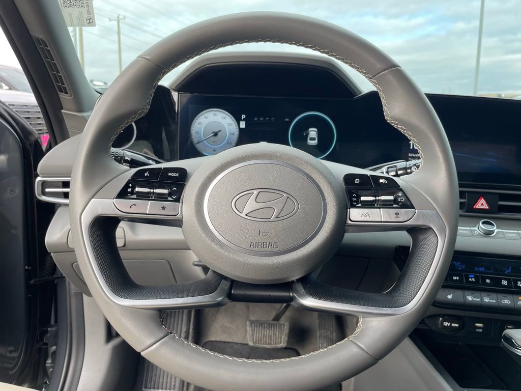 Used 2025 Hyundai Elantra SEL image 18