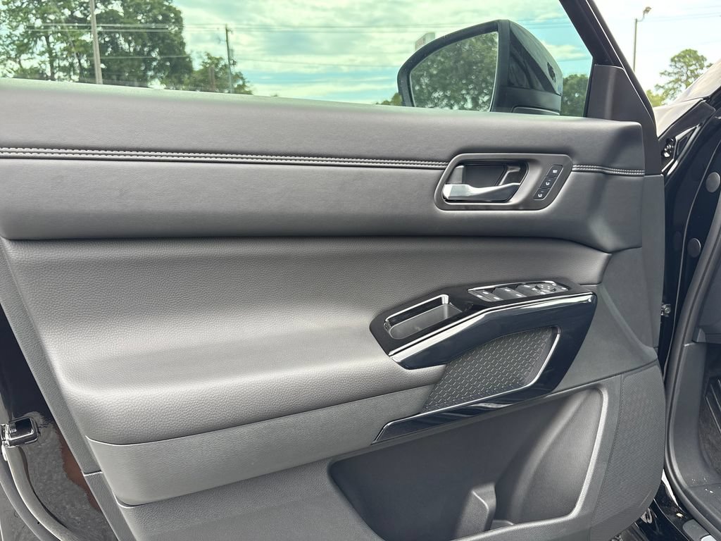 New 2026 Nissan Pathfinder Platinum FWD image 3
