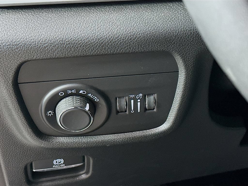 Used 2023 Jeep Grand Cherokee Altitude AWD/4WD image 15