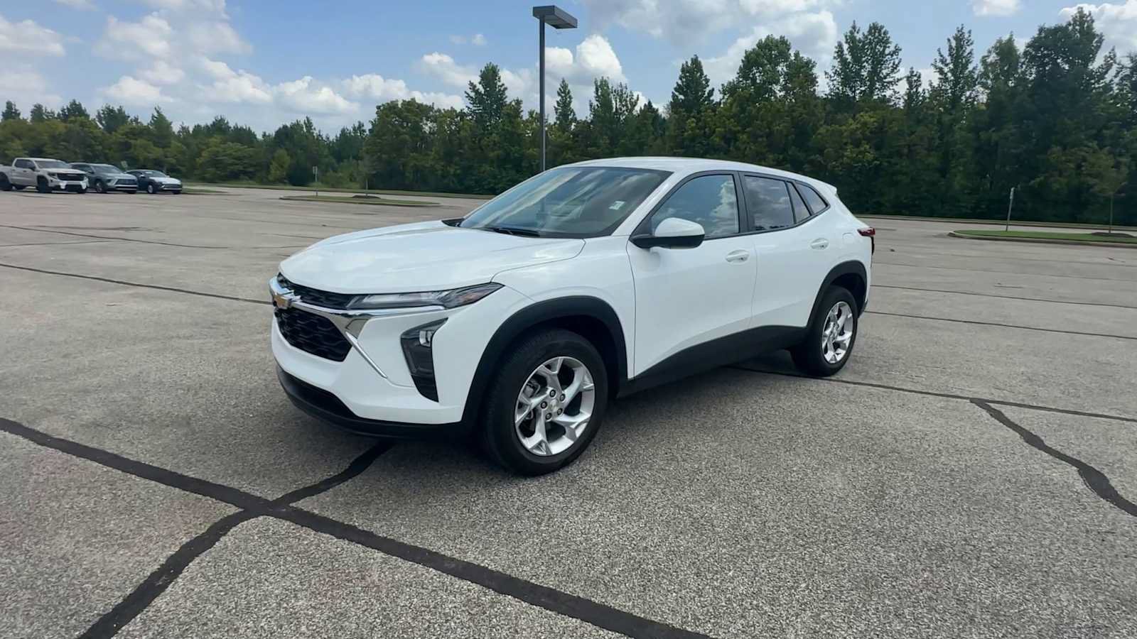 Used 2024 Chevrolet Trax LS w/ LS Convenience Package FWD image 4