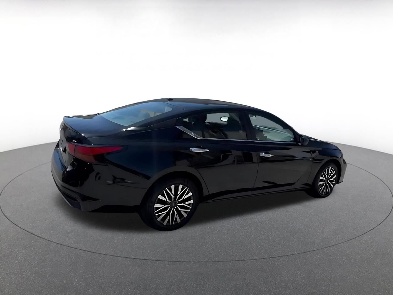 Used 2025 Nissan Altima 2.5 SV FWD image 15
