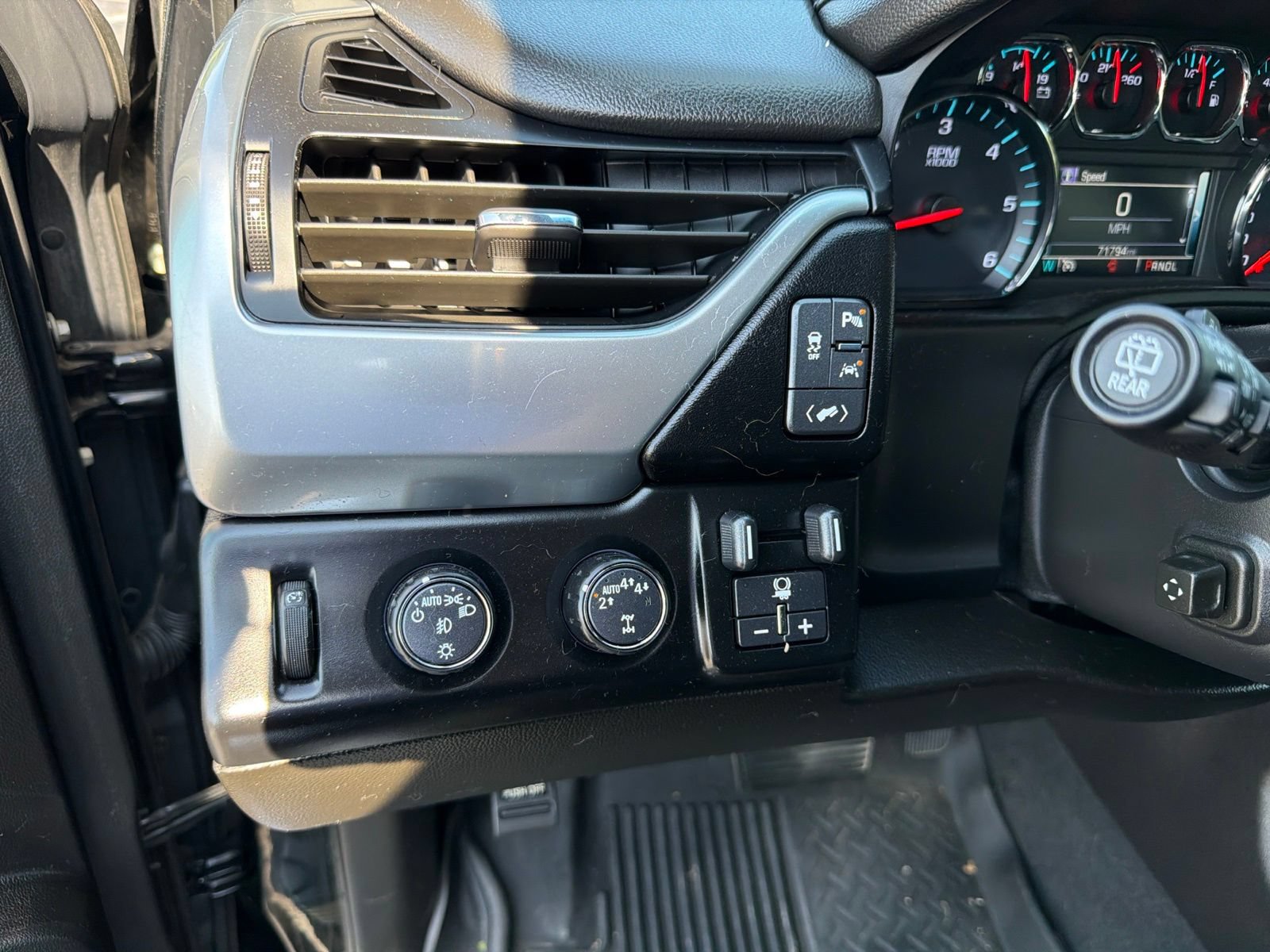 Used 2019 Chevrolet Suburban LT w/ LT Signature Package AWD/4WD image 13
