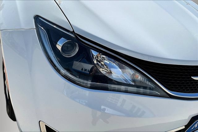 Used 2018 Chrysler Pacifica Touring-L FWD image 29
