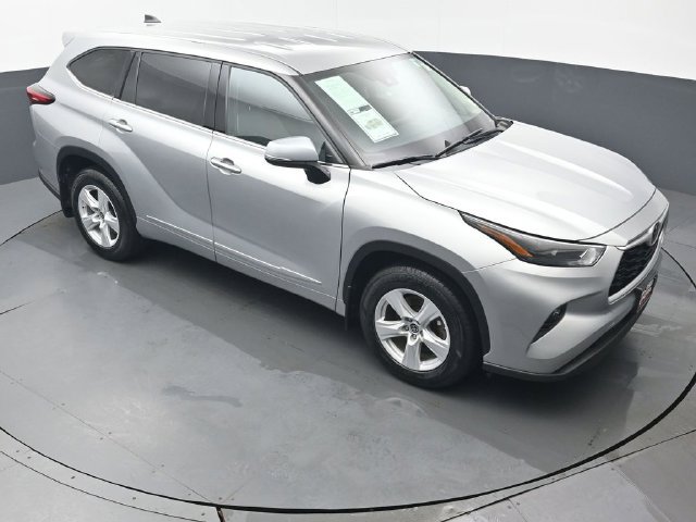 Used 2022 Toyota Highlander LE AWD/4WD image 44