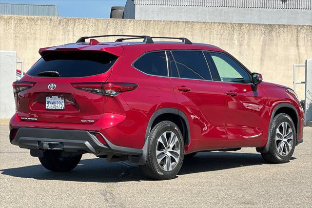 Certified 2021 Toyota Highlander XLE AWD/4WD image 2