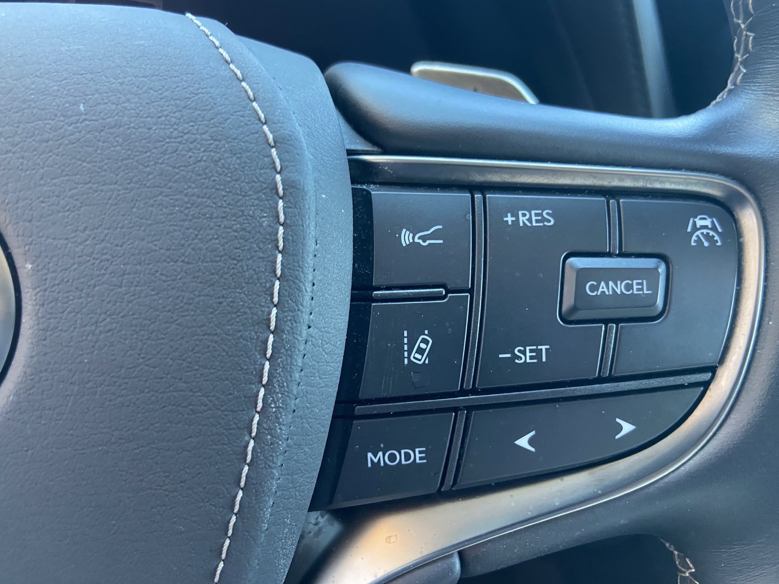 Used 2023 Lexus LS 500h AWD w/ Luxury Package image 28